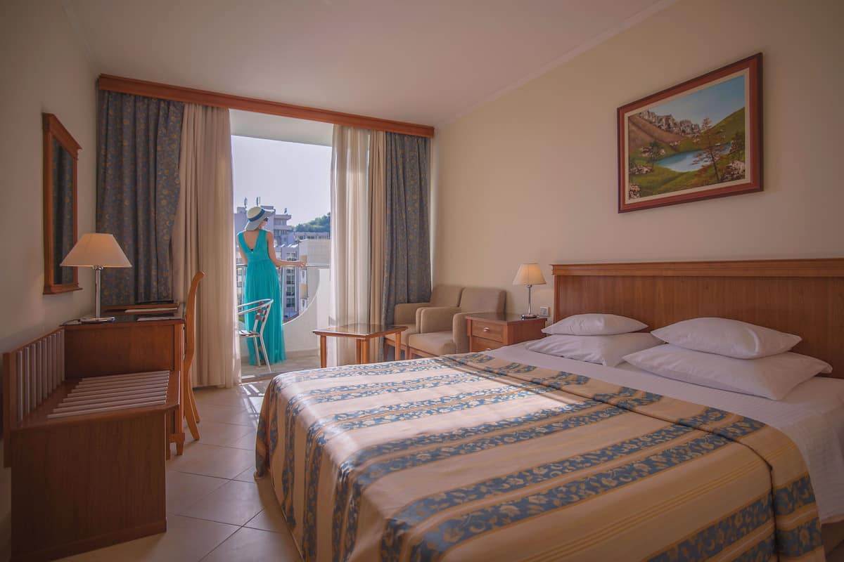 Standaard kamer, 1 twee- of 2 eenpersoonsbedden, balkon | 1 slaapkamer, hypoallergeen beddengoed, een minibar