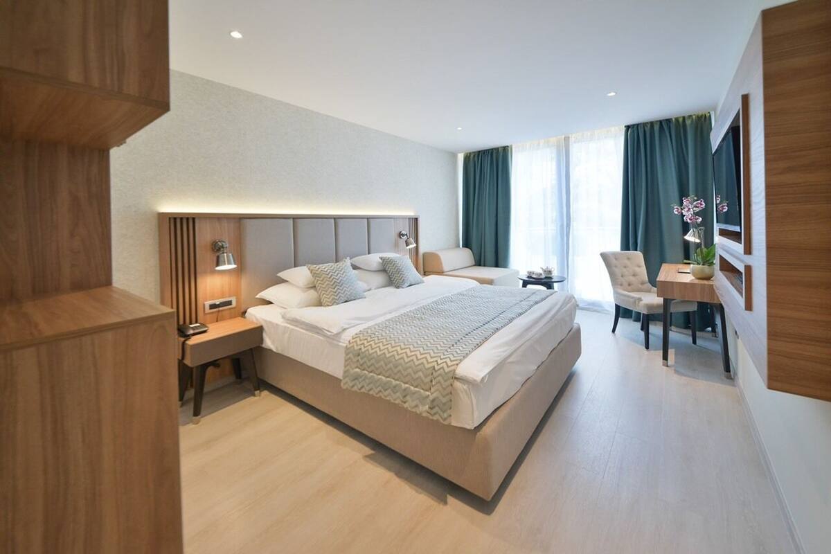 Hypo-allergenic bedding, minibar, in-room safe, desk