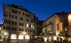 숙박 시설 정면 - 저녁/밤