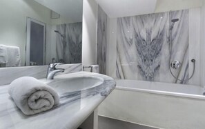 Apartment, 1 Bedroom | Bathroom | Hair dryer, towels