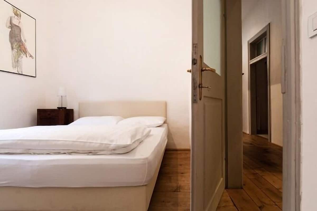Apartment, 5 Bedrooms | Meja, Wi-fi percuma
