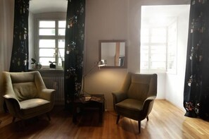 Apartamento, 1 quarto | Área de estar | TV de tela plana