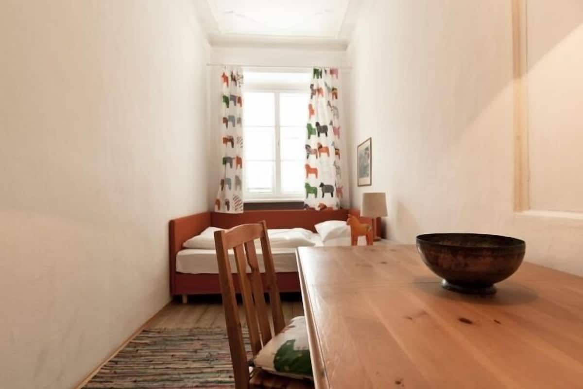 Apartment, 2 Bedrooms | Meja, Wi-fi percuma