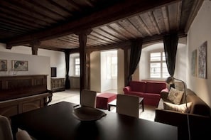 Apartamento, 1 quarto | Área de estar | TV de tela plana