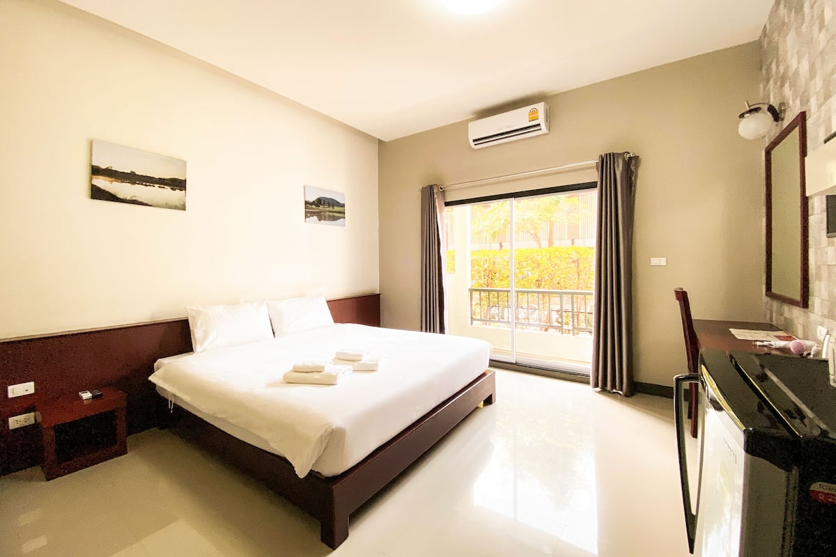 Habitación doble, 1 cama King size, para no fumadores, baño privado | Escritorio, cortinas blackout y wifi gratis