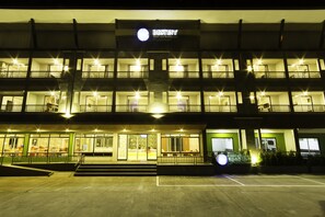 숙박 시설 정면 - 저녁/밤