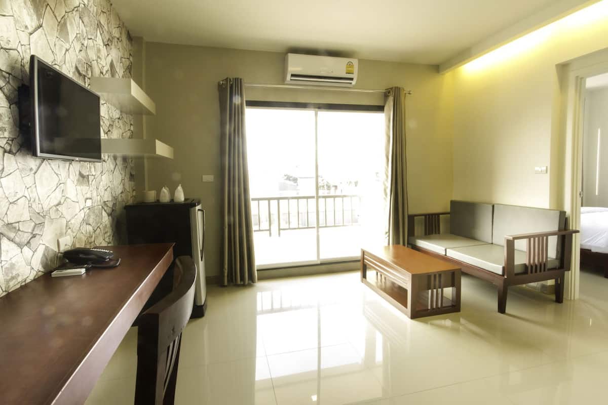 Desk, blackout drapes, free WiFi