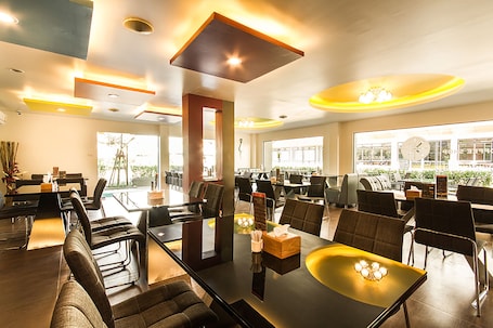 Breakfast, lunch and dinner served . Bestiny Hotel and Restaurant PHETCHABUN