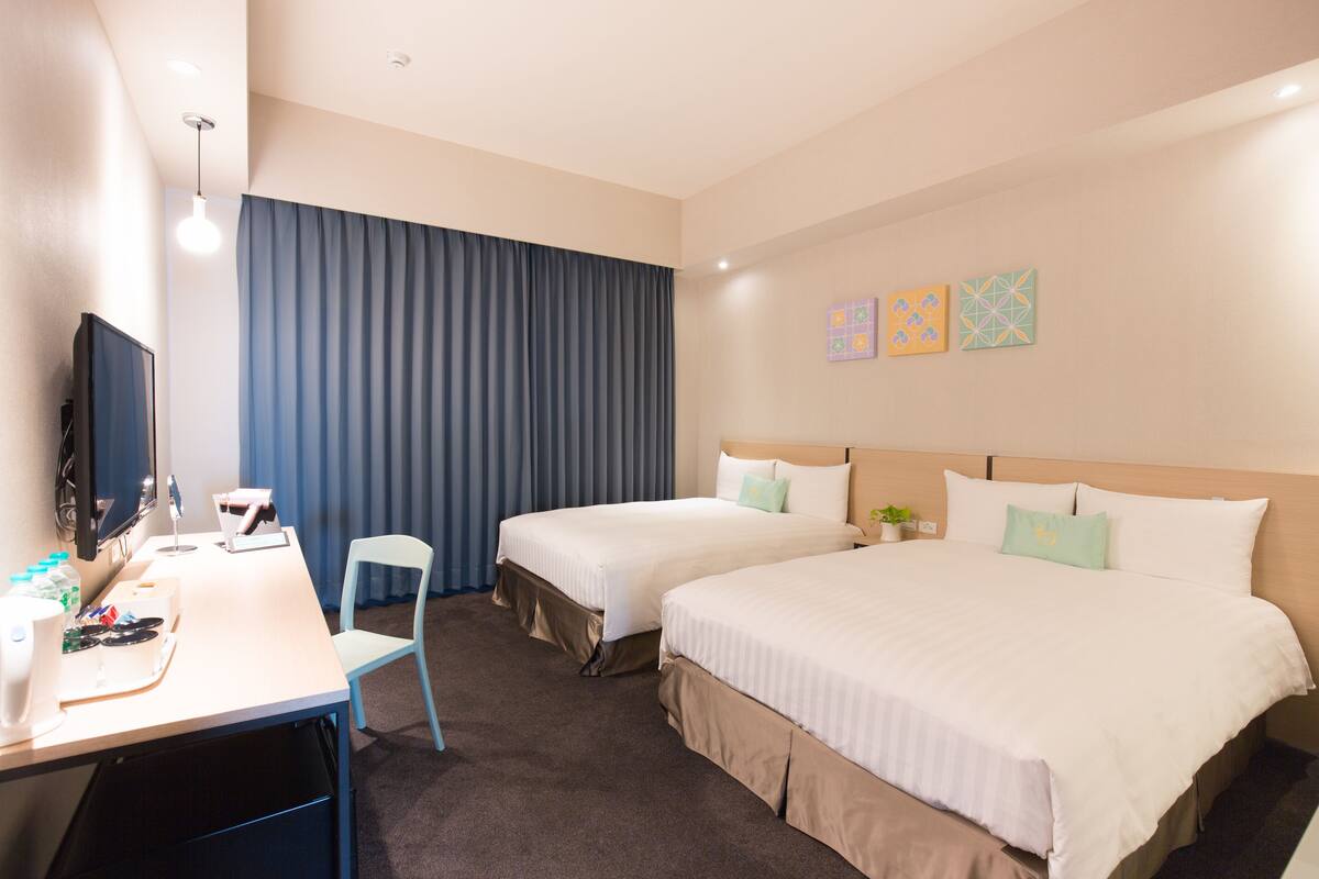Habitación cuádruple económica, sin ventanas | Ropa de cama de alta calidad, escritorio, sistema de insonorización