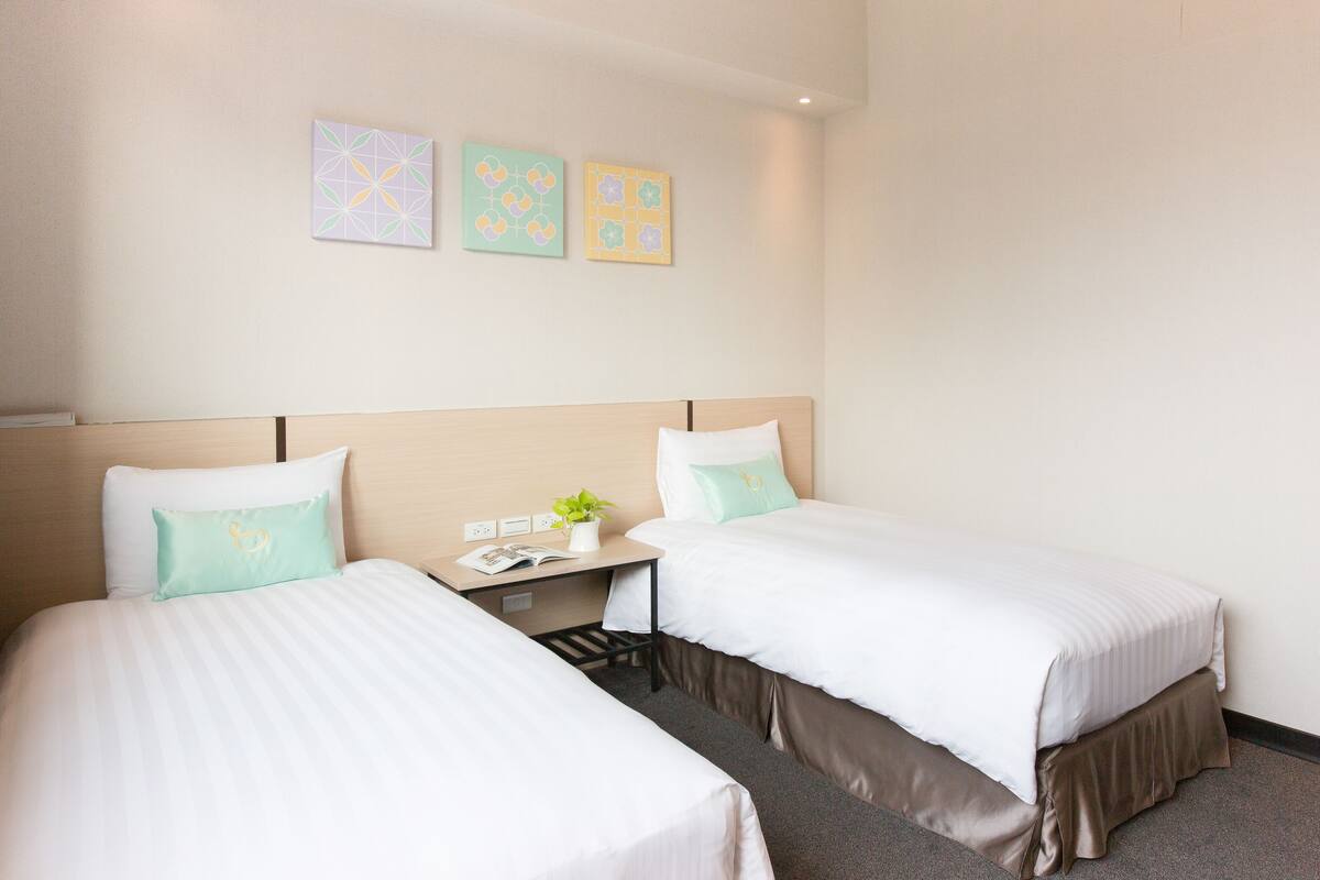 Habitación económica con 2 camas individuales, sin ventanas | Ropa de cama de alta calidad, escritorio, sistema de insonorización
