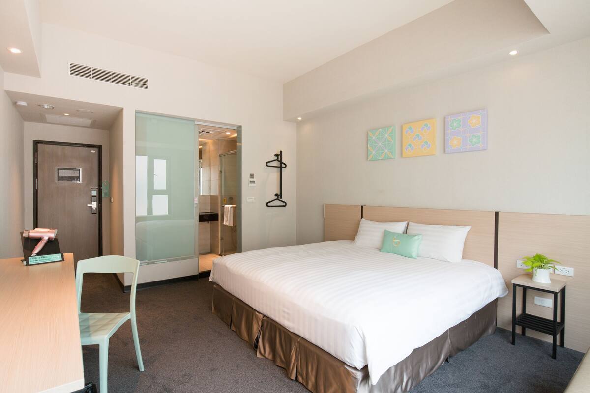 Habitación Deluxe doble | Ropa de cama de alta calidad, escritorio, sistema de insonorización
