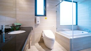 Executive-Suite, 2 Doppelbetten | Badezimmer | Dusche, kostenlose Toilettenartikel, Haartrockner, Hausschuhe