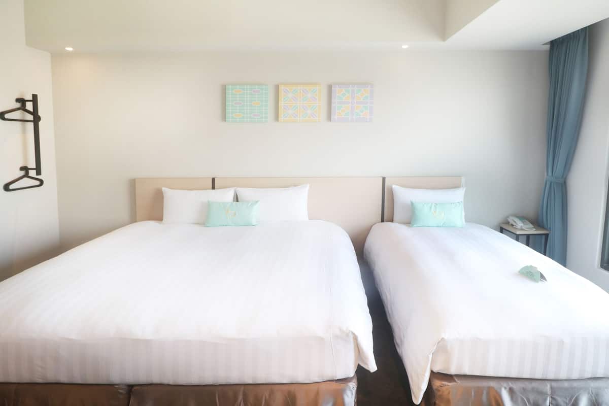 Standaard driepersoonskamer | Luxe beddengoed, een bureau, geluiddichte muren, gratis wifi