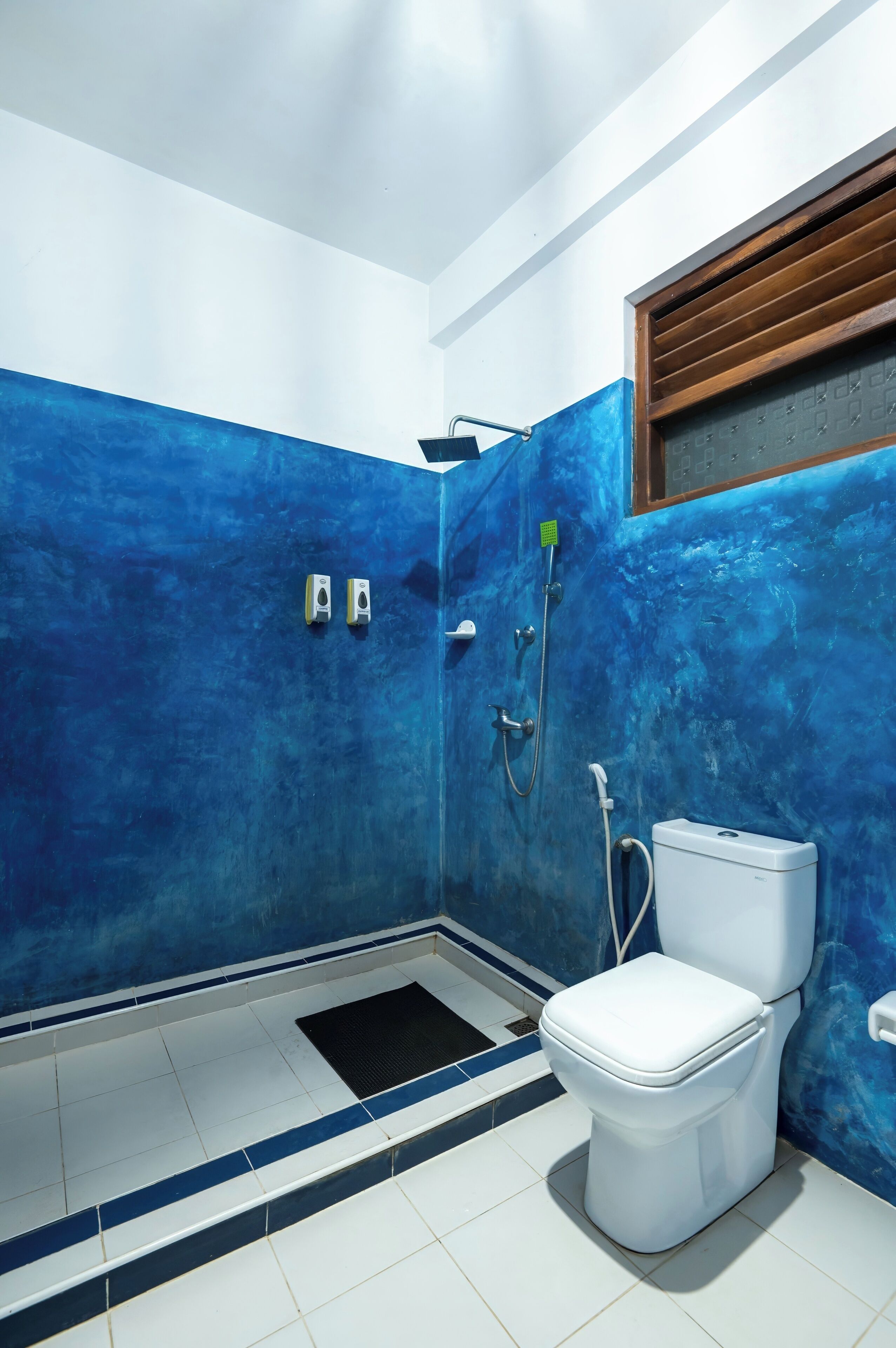 superior double room | bathroom | shower, rainfall showerhead, free toiletries, hair dryer