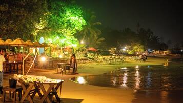 Beach nearby, white sand, 4 beach bars