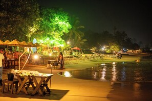 Beach nearby, white sand, 4 beach bars