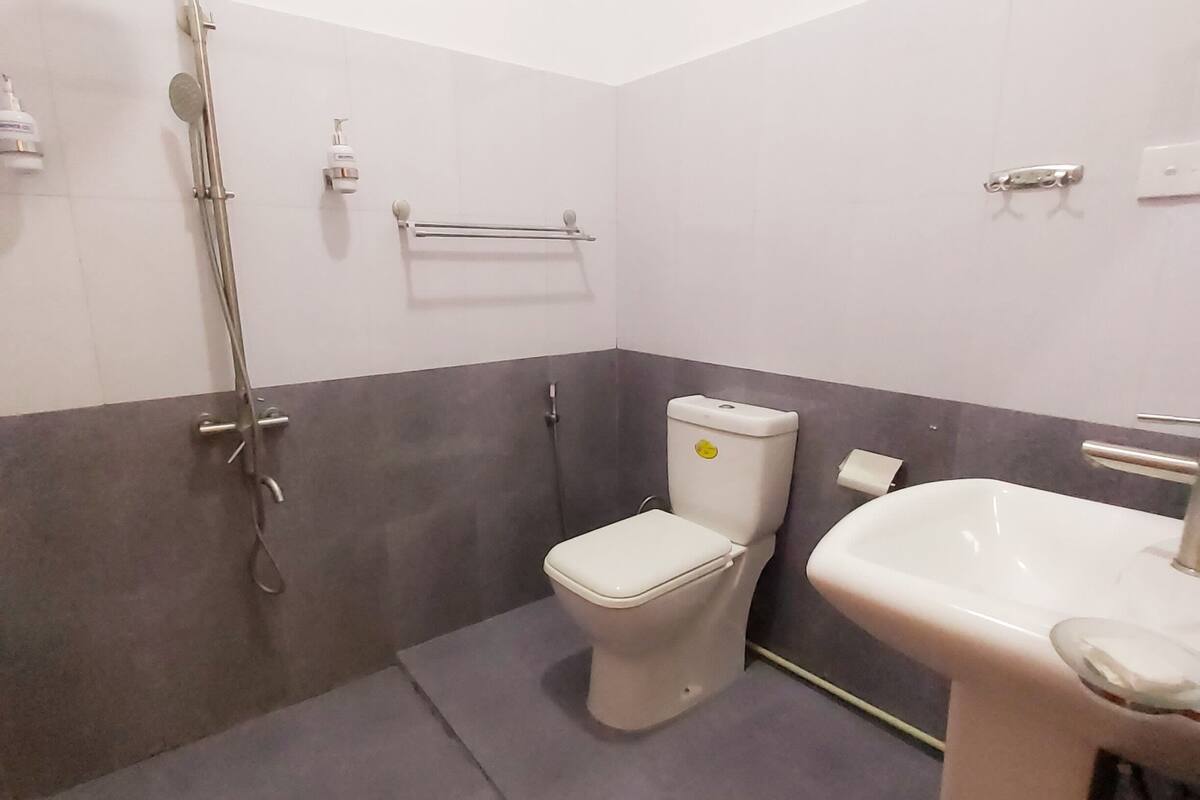 shower, rainfall showerhead, free toiletries, hair dryer