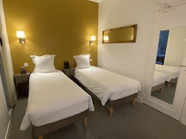 Quarto duplo, 2 camas de solteiro | Cofres nos quartos, escrivaninha, quartos à prova de som