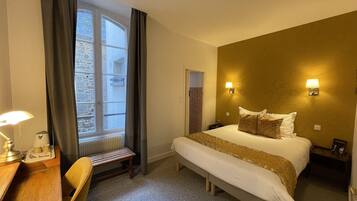 Habitación doble, 1 cama matrimonial | Caja de seguridad en la habitación, escritorio y insonorización