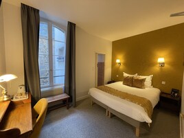 Habitación doble, 1 cama doble | Caja fuerte, escritorio, sistema de insonorización y wifi gratis