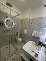 Habitación doble, 1 cama doble | Baño | Artículos de higiene personal gratuitos, secador de pelo y toallas