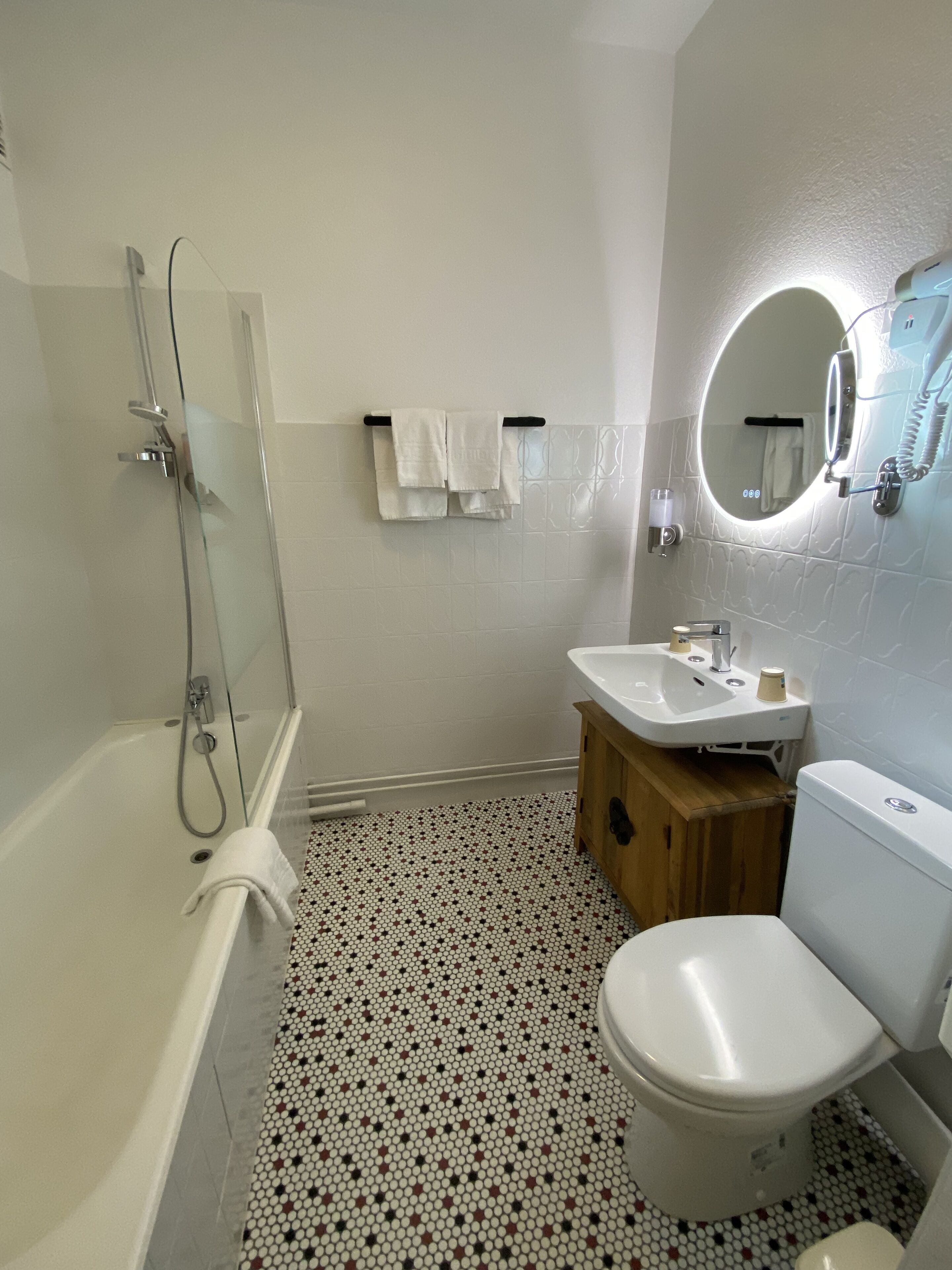 Un baño con bañera, inodoro, lavabo y espejo.
