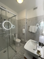 Quarto casal, 1 cama de casal | Banheiro | Produtos de toalete grátis, secador de cabelo (mediante solicitação)