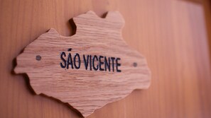 Eine hölzerne Plakette mit dem Schriftzug 'SÃO VICENTE' auf Holz.