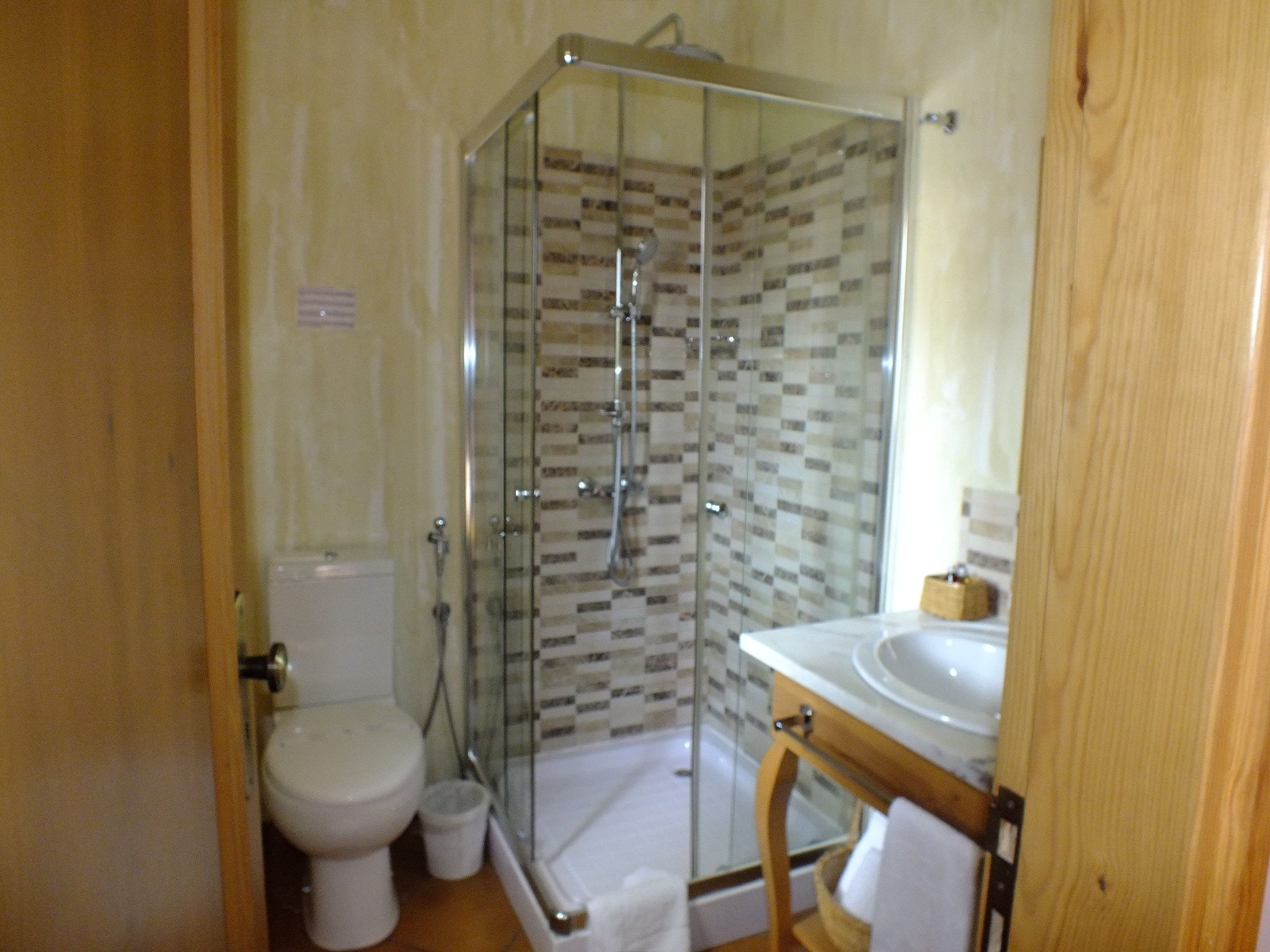 double or twin room, balcony (sao vicente) | bathroom | shower, free toiletries, hair dryer, towels