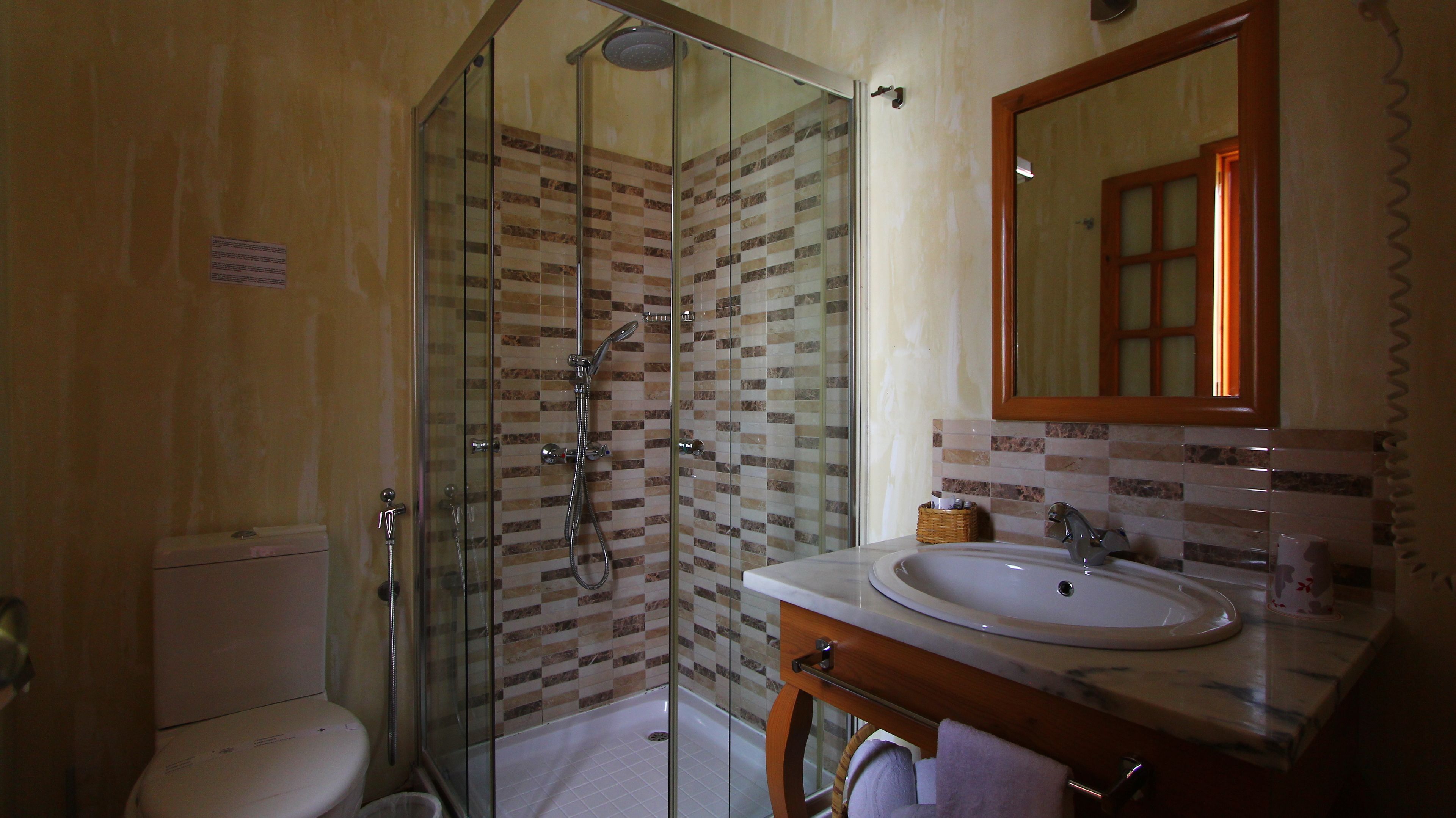 double or twin room, balcony (santiago) | bathroom | shower, free toiletries, hair dryer, towels