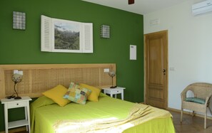 Minibar, in-room safe, desk, blackout drapes - Kira's Boutique Hotel (São Vicente)
