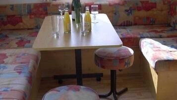 2 makuuhuonetta, vauvansängyt, vuodevaatteet
