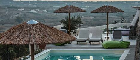 Piscine extérieure, parasols de plage, chaises longues