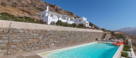 Outdoor pool, pool umbrellas, sun loungers