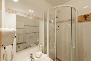Quarto casal ou duplo | Banheiro | Secador de cabelo, bidê, toalhas de banho 
