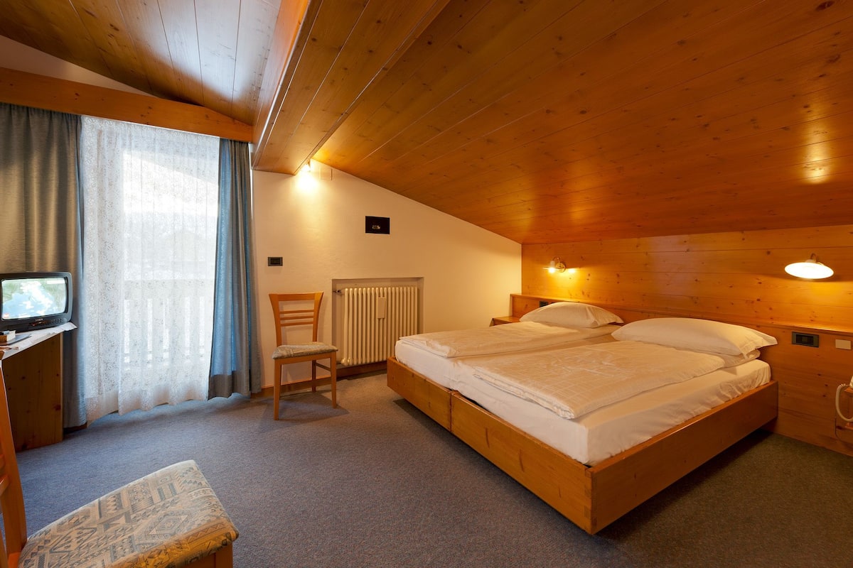 quadruple room | in-room safe, desk, soundproofing, free cots/infant beds