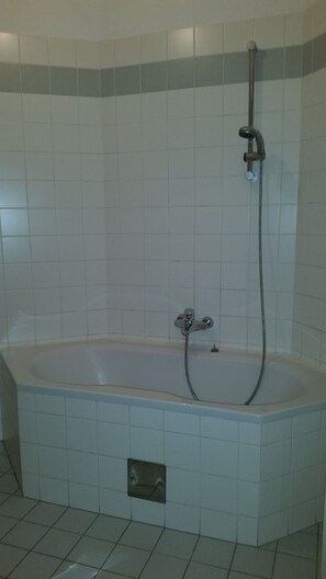 Appartamento Business, 1 camera da letto, cucina (excluded 35 EUR Cleaning Fee per stay) | Bagno | Set di cortesia gratuito, asciugacapelli, asciugamani