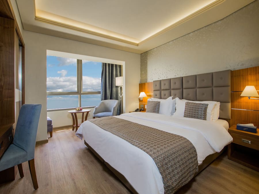 Caja de seguridad en la habitación y escritorio