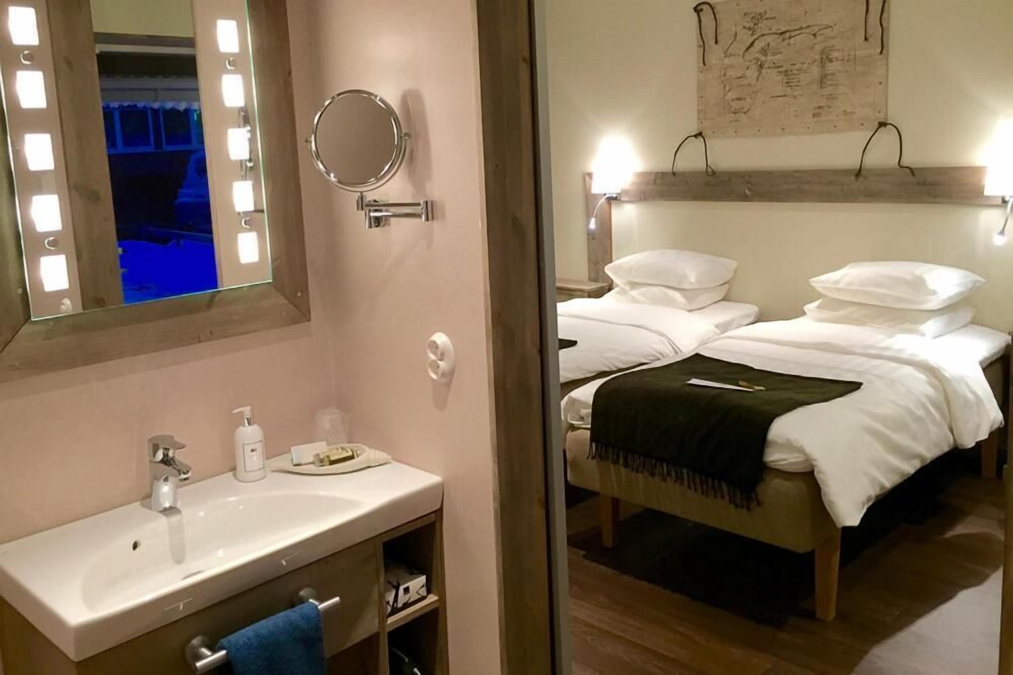 Free WiFi, bed sheets