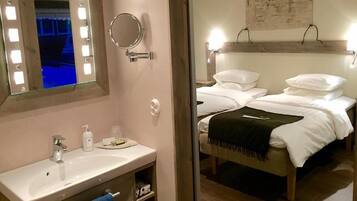 Free WiFi, bed sheets