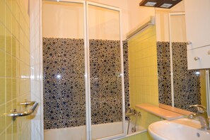 Appartement Deluxe, 1 chambre, cuisine (excluded 30 EUR Cleaning Fee per stay) | Salle de bain | Articles de toilette (gratuits), séchoir à cheveux, serviettes fournies