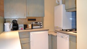 شقة ديلوكس - غرفة نوم واحدة - بمطبخ - منظر للفناء (excluded 30 EUR Cleaning Fee per stay) | مطبخ خاص | ماكينة لصنع القهوة/الشاي، ثلاجة (عند الطلب)، ميكروويف، موقد طهي مسطح
