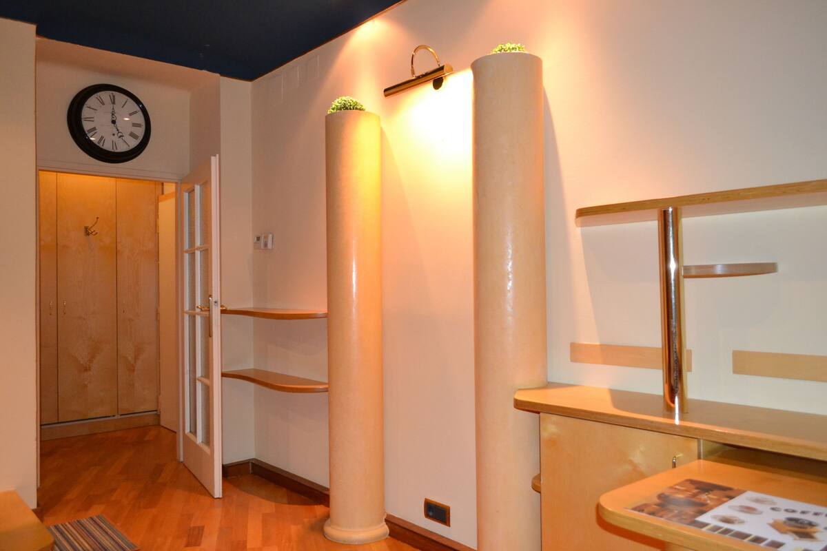 Departamento Deluxe, 1 habitación, cocina, vista al patio (excluded 30 EUR Cleaning Fee per stay) | 1 habitación, escritorio, tabla de planchar con plancha y wifi gratis