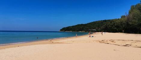 Playa en los alrededores y playa de arena blanca