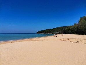 Beach nearby, white sand - Naithon Beach Mansion (Sa Khu)