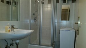 Comfort-Apartment, 2 Schlafzimmer, Küche (excluded 30 EUR Cleaning Fee per stay) | Badezimmer | Dusche, kostenlose Toilettenartikel, Haartrockner, Handtücher