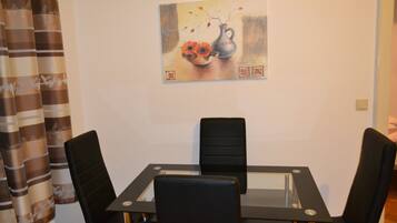 Comfort-Apartment, 2 Schlafzimmer, Küche (excluded 30 EUR Cleaning Fee per stay) | Essbereich im Zimmer