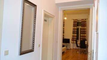 Comfort-Apartment, 2 Schlafzimmer, Küche (excluded 30 EUR Cleaning Fee per stay) | 1 Schlafzimmer, Bügeleisen/Bügelbrett, kostenloses WLAN