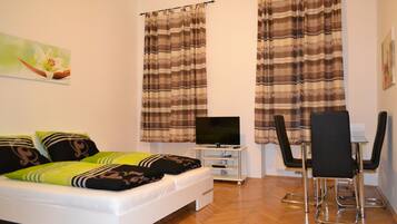 Comfort-Apartment, 2 Schlafzimmer, Küche (excluded 30 EUR Cleaning Fee per stay) | 1 Schlafzimmer, Bügeleisen/Bügelbrett, kostenloses WLAN