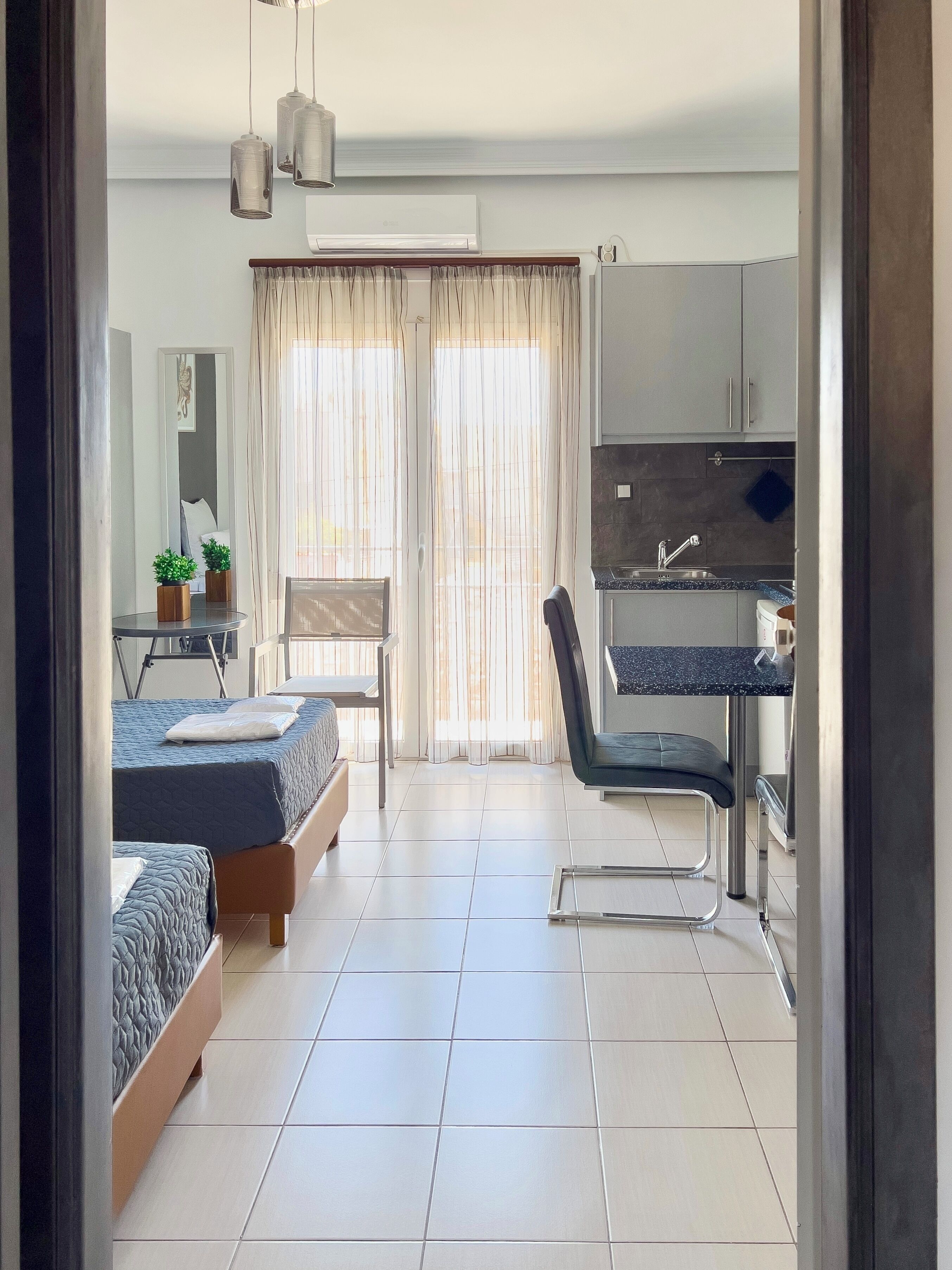 Ropa de cama de alta calidad y minibar 